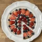 round vegan fruit tart with one slice ready to serve